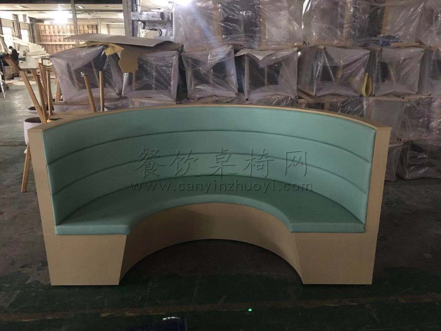 深圳南山到哪定制优质弧形卡座沙发呢永欣家具厂家的图片