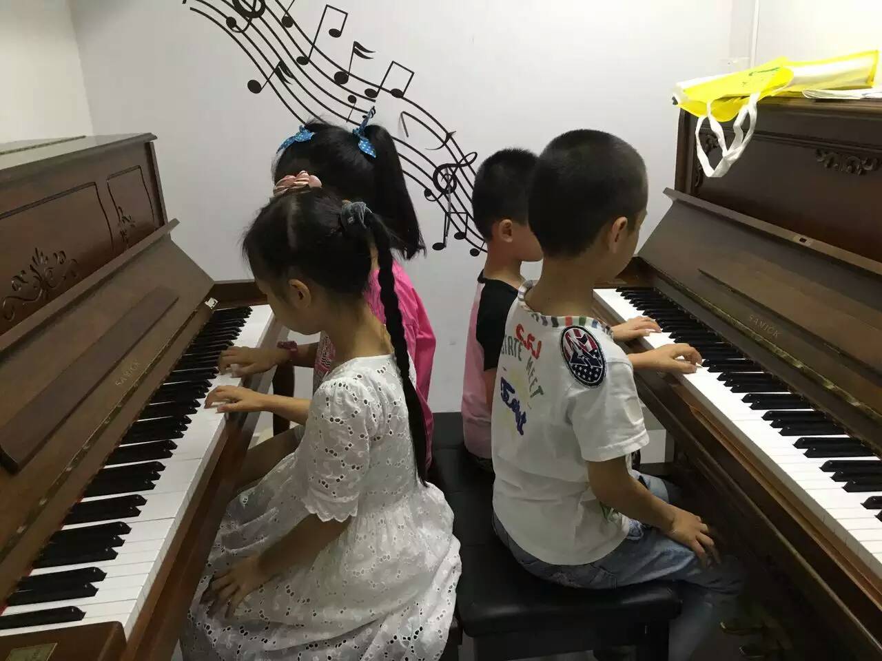 【我家女儿今年四岁了想送她去学钢琴,哪里有