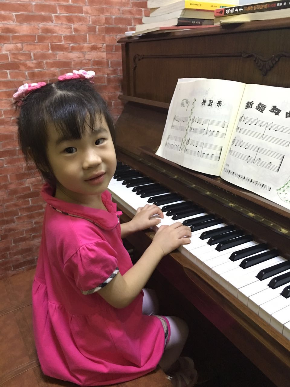 【我家女儿今年四岁了想送她去学钢琴,哪里有