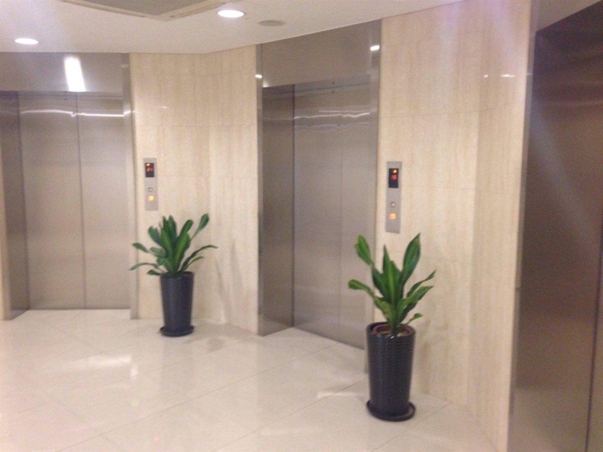徐家汇中心丨中金国际200平精装带家具丨正对电梯丨的图片