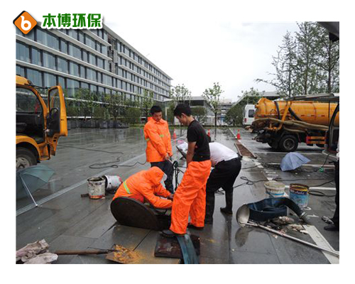 汉阳江堤中路小区污水池检修，下水道疏通