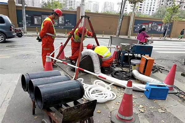枝江市市政管道清淤企业管道疏通高压清洗抽粪吸污的图片
